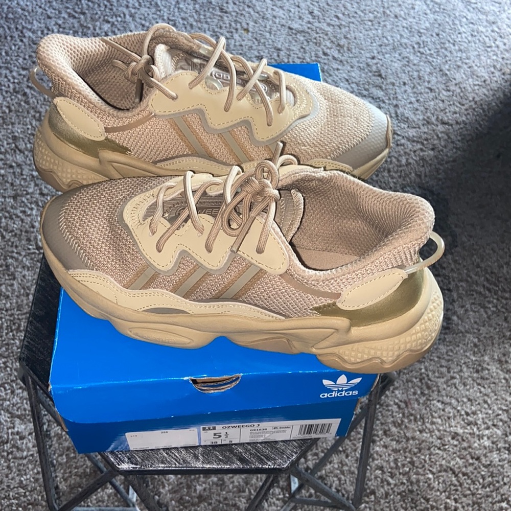 Worn only once! Ozweego J Adidas Womens 6.5 Big Kids 5.5
